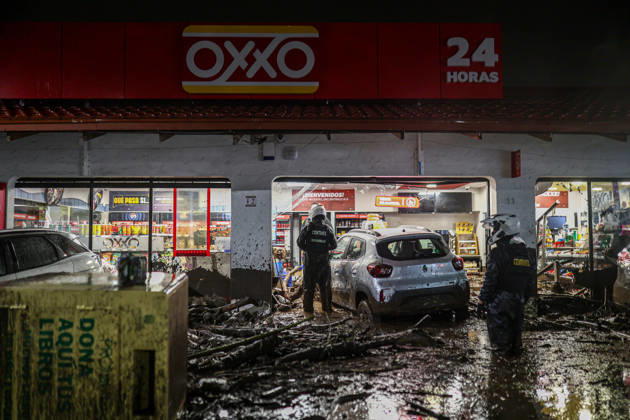 Chile declares yellow alert for Santiago region over heavy rainfall SANTIAGO, CHILE - OCTOBER 8: A barrage of water, mud and stones descended this Thursday afternoon through the San Carlos de Apoquindo sector, a sector in the east of Santiago, and swept away cars and public transport vehicles, in Santiago, Chile, on Thursday, October 8, 2026. Chilean authorities declared a yellow alert for the Santiago Metropolitan Region on Tuesday due to intense rainfall, flooding and the activation of ravines, according to the National Service for Disaster Prevention and Response (SENAPRED). Lucas Aguayo Araos Anadolu Santiago Chile. Editorial use only. Please get in touch for any other usage.  Copyright: x2026xAnadoluxLucasxAguayoxAraosx