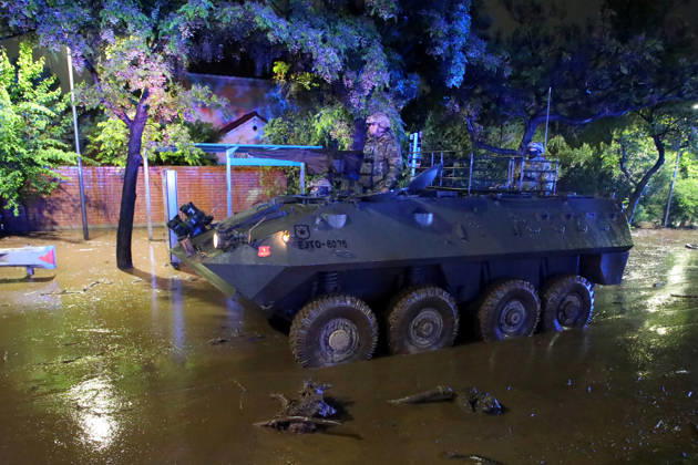Santiago, October 8, 2026: A mudslide is affecting the area from San Carlos de Apoquindo to Los Dominicos in the Las Condes district, causing widespread damage and sweeping away vehicles and people. Jonnathan Oyarzun Aton Chile, Santiago, Chile Aton 1198031 Copyright: JONNATHANxOYARZUN ATONxCHILE