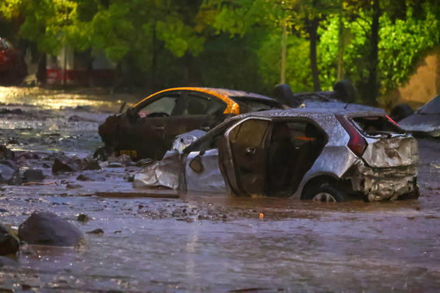 Santiago, October 8, 2026: A mudslide is affecting the area from San Carlos de Apoquindo to Los Dominicos in the Las Condes district, causing widespread damage and sweeping away vehicles and people. Jonnathan Oyarzun Aton Chile, Santiago, Chile Aton 1198033 Copyright: JONNATHANxOYARZUN ATONxCHILE