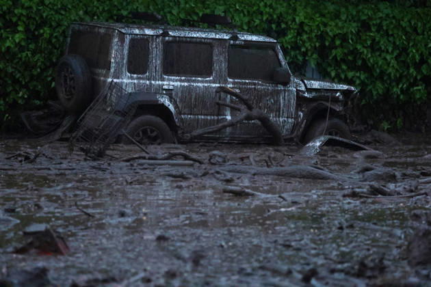 Santiago, October 8, 2026: A mudslide is affecting the area from San Carlos de Apoquindo to Los Dominicos in the Las Condes district, causing widespread damage and sweeping away vehicles and people. Jonnathan Oyarzun Aton Chile, Santiago, Chile Aton 1198034 Copyright: JONNATHANxOYARZUN ATONxCHILE