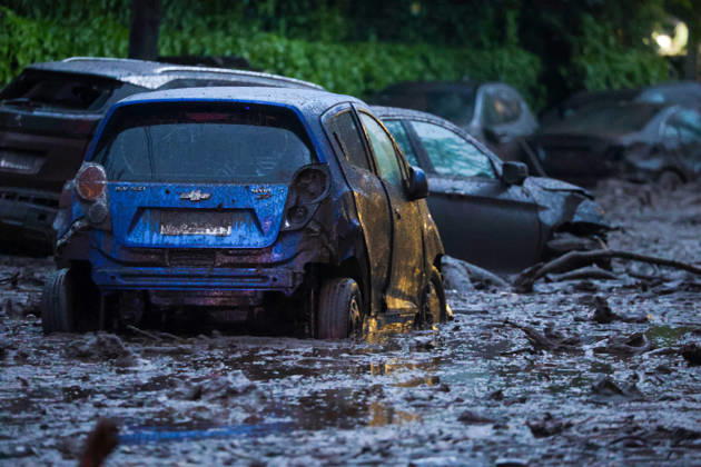Santiago, October 8, 2026: A mudslide is affecting the area from San Carlos de Apoquindo to Los Dominicos in the Las Condes district, causing widespread damage and sweeping away vehicles and people. Jonnathan Oyarzun Aton, Chile, Santiago, Chile Aton 1198035 Copyright: JONNATHANxOYARZUN ATONxCHILE