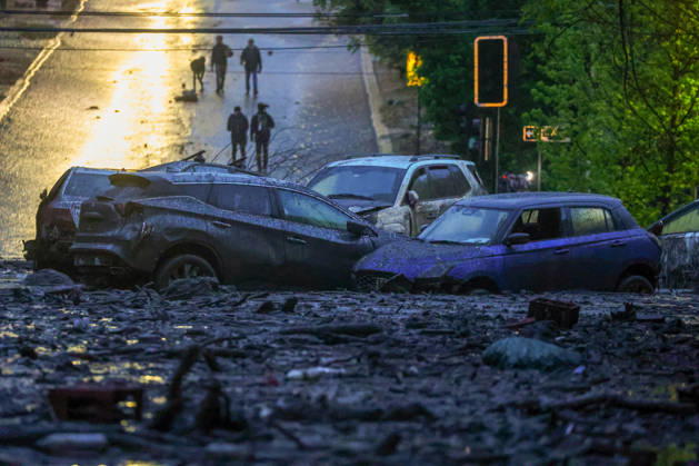 Santiago, October 8, 2026: A mudslide is affecting the area from San Carlos de Apoquindo to Los Dominicos in the Las Condes district, causing widespread damage and sweeping away vehicles and people. Jonnathan Oyarzun Aton Chile, Santiago, Chile Aton 1198036 Copyright: JONNATHANxOYARZUN ATONxCHILE