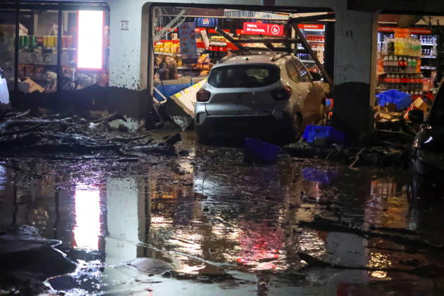 Santiago, October 8, 2026: A mudslide is affecting the area from San Carlos de Apoquindo to Los Dominicos in the Las Condes district, causing widespread damage and sweeping away vehicles and people. Jonnathan Oyarzun Aton Chile, Santiago, Chile Aton 1198037 Copyright: JONNATHANxOYARZUN ATONxCHILE