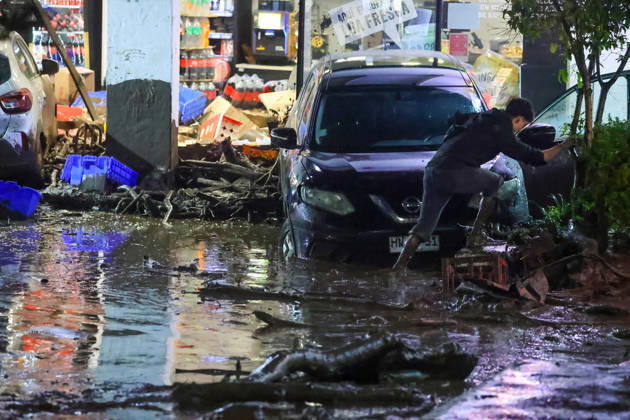 Santiago, October 8, 2026: A mudslide is affecting the area from San Carlos de Apoquindo to Los Dominicos in the Las Condes district, causing widespread damage and sweeping away vehicles and people. Jonnathan Oyarzun Aton, Chile, Santiago, Chile Aton 1198038 Copyright: JONNATHANxOYARZUN ATONxCHILE