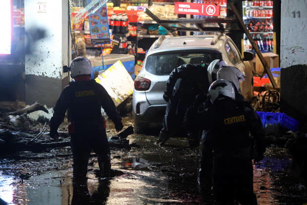 Santiago, October 8, 2026: A mudslide is affecting the area from San Carlos de Apoquindo to Los Dominicos in the Las Condes district, causing widespread damage and sweeping away vehicles and people. Jonnathan Oyarzun Aton Chile, Santiago, Chile Aton 1198052  Copyright: JONNATHANxOYARZUN ATONxCHILE