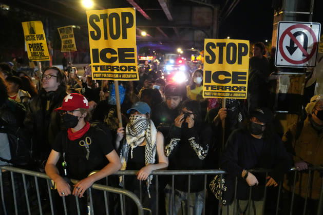 People are participating in a protest against U.S. Immigration and Customs Enforcement (ICE) following a shooting in which a man was wounded by an ICE agent in New York, United States, 08 October 2026. Protest against ICE in New York !ACHTUNG: NUR REDAKTIONELLE NUTZUNG! Copyright: xÁngelxColmenaresx AME4346 20261009-55021631019_1