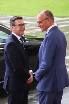 Berlin, Germany, October 8, 2026: The Federal Chancellery hosts a reception for British Prime Minister Andrew Andy Burnham and Federal Chancellor Friedrich Merz (CDU) during the welcome ceremony Copyright: xdtsxNachrichtenagenturx dts_137608
