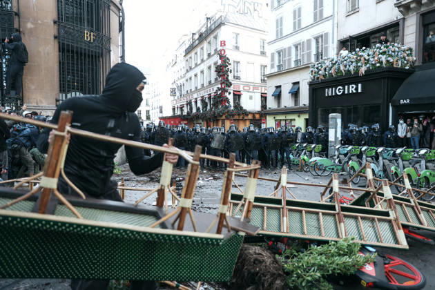 High School And University Student Protest - Paris Protesters are setting up a barricade to block the intervention of the CRS riot police, during a nationwide youth demonstration. Nationwide mobilization by high school and university students calling for better teaching and study conditions, increased funding and staffing, an end to overcrowded classrooms and deteriorating infrastructure, and improved access to education, amidst concerns over social inequalities and student financial insecurity in Paris, France, October 8, 2026. Photo by Christophe Michel ABACAPRESS.COM Paris ILE DE FRANCE France Copyright: xMichelxChristophe ABACAx