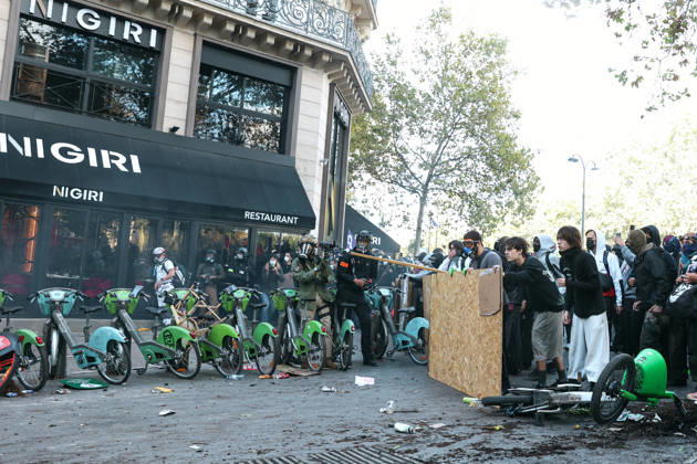 High School And University Student Protest - Paris Protesters are taking cover behind a barricade, during a nationwide youth demonstration. Nationwide mobilization by high school and university students calling for better teaching and study conditions, increased funding and staffing, an end to overcrowded classrooms and deteriorating infrastructure, and improved access to education, amidst concerns over social inequalities and student financial insecurity in Paris, France, October 8, 2026. Photo by Christophe Michel ABACAPRESS.COM Paris ILE DE FRANCE France Copyright: xMichelxChristophe ABACAx