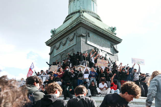 High School And University Student Protest - Paris A group of young protesters with their hands raised in the air in front of the July Column at the Place de la Bastille during the demonstration. Nationwide mobilization by high school and university students calling for better teaching and study conditions, increased funding and staffing, an end to overcrowded classrooms and deteriorating infrastructure, and improved access to education, amidst concerns over social inequalities and student financial insecurity in Paris, France, October 8, 2026. Photo by Christophe Michel ABACAPRESS.COM Paris ILE DE FRANCE France Copyright: xMichelxChristophe ABACAx