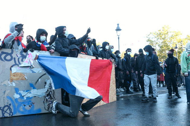 High School And University Student Protest - Paris Protesters are taking cover behind a barricade with one holding a french flag, during a nationwide youth demonstration. Nationwide mobilization by high school and university students calling for better teaching and study conditions, increased funding and staffing, an end to overcrowded classrooms and deteriorating infrastructure, and improved access to education, amidst concerns over social inequalities and student financial insecurity in Paris, France, October 8, 2026. Photo by Christophe Michel ABACAPRESS.COM Paris ILE DE FRANCE France Copyright: xMichelxChristophe ABACAx