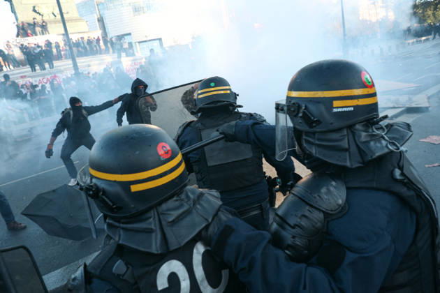 High School And University Student Protest - Paris A CRS riot police squad charges to disperse the protesters, during a nationwide youth demonstration. Nationwide mobilization by high school and university students calling for better teaching and study conditions, increased funding and staffing, an end to overcrowded classrooms and deteriorating infrastructure, and improved access to education, amidst concerns over social inequalities and student financial insecurity in Paris, France, October 8, 2026. Photo by Christophe Michel ABACAPRESS.COM Paris ILE DE FRANCE France Copyright: xMichelxChristophe ABACAx