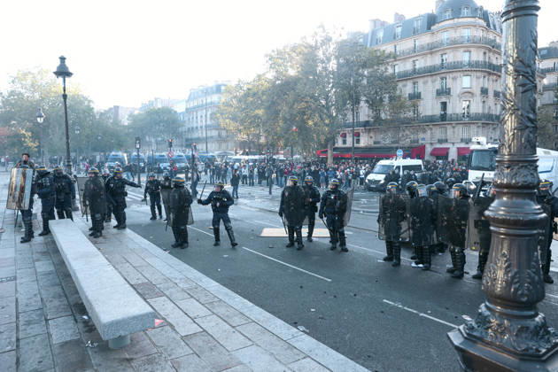 High School And University Student Protest - Paris A CRS riot police squad is preparing to charge to disperse the protesters, during a nationwide youth demonstration. Nationwide mobilization by high school and university students calling for better teaching and study conditions, increased funding and staffing, an end to overcrowded classrooms and deteriorating infrastructure, and improved access to education, amidst concerns over social inequalities and student financial insecurity in Paris, France, October 8, 2026. Photo by Christophe Michel ABACAPRESS.COM Paris ILE DE FRANCE France Copyright: xMichelxChristophe ABACAx