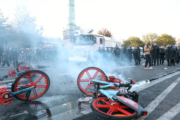 High School And University Student Protest - Paris Electric bikes placed as a barricade to block the riot police, during a nationwide youth demonstration. Nationwide mobilization by high school and university students calling for better teaching and study conditions, increased funding and staffing, an end to overcrowded classrooms and deteriorating infrastructure, and improved access to education, amidst concerns over social inequalities and student financial insecurity in Paris, France, October 8, 2026. Photo by Christophe Michel ABACAPRESS.COM Paris ILE DE FRANCE France Copyright: xMichelxChristophe ABACAx