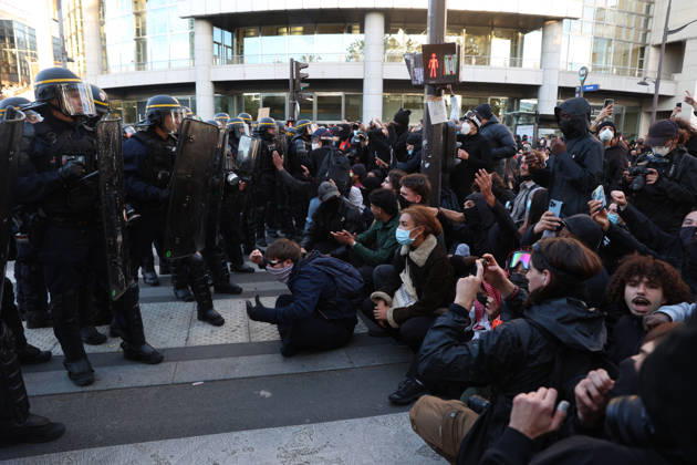 High School And University Student Protest - Paris A group of high school and university student protesters sitting in front of a line of CRS riot police who are blocking the way, during a nationwide youth demonstration. Nationwide mobilization by high school and university students calling for better teaching and study conditions, increased funding and staffing, an end to overcrowded classrooms and deteriorating infrastructure, and improved access to education, amidst concerns over social inequalities and student financial insecurity in Paris, France, October 8, 2026. Photo by Christophe Michel ABACAPRESS.COM Paris ILE DE FRANCE France Copyright: xMichelxChristophe ABACAx