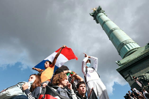 High School And University Student Protest - Paris A group of young protesters with a french flag in front of the July Column in the Place de la Bastille, during a nationwide youth demonstration. Nationwide mobilization by high school and university students calling for better teaching and study conditions, increased funding and staffing, an end to overcrowded classrooms and deteriorating infrastructure, and improved access to education, amidst concerns over social inequalities and student financial insecurity in Paris, France, October 8, 2026. Photo by Christophe Michel ABACAPRESS.COM Paris ILE DE FRANCE France Copyright: xMichelxChristophe ABACAx