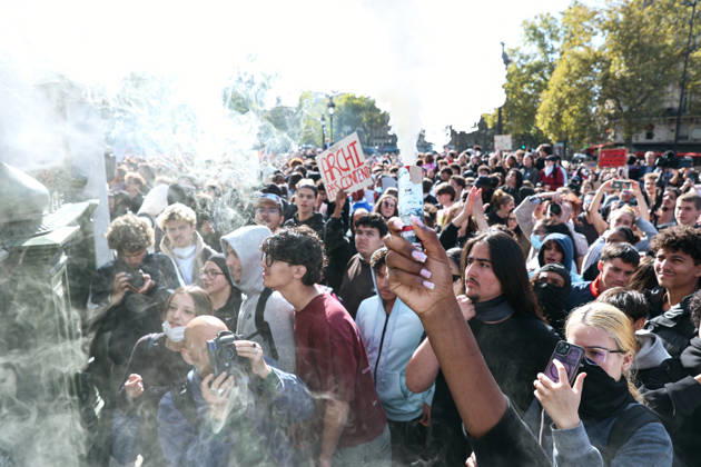 High School And University Student Protest - Paris A high school student protester holds a smoke flare in front of a crowd of protesters during the demonstration. Nationwide mobilization by high school and university students calling for better teaching and study conditions, increased funding and staffing, an end to overcrowded classrooms and deteriorating infrastructure, and improved access to education, amidst concerns over social inequalities and student financial insecurity in Paris, France, October 8, 2026. Photo by Christophe Michel ABACAPRESS.COM Paris ILE DE FRANCE France Copyright: xMichelxChristophe ABACAx