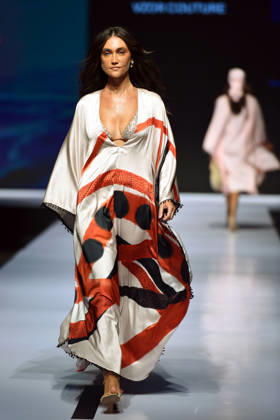 (261009) -- COLOMBO, Oct. 9, 2026 -- A model presents a creation during the Mercedes-Benz Fashion Week Sri Lanka in Colombo, Sri Lanka on Oct. 8, 2026. The event is held here from Oct. 7 to 11. (Photo by Xinhua) SRI LANKA-COLOMBO-FASHION WEEK GayanxSameera