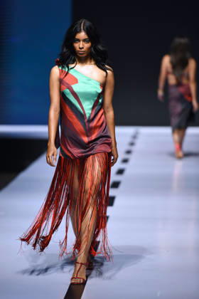 (261009) -- COLOMBO, Oct. 9, 2026 -- A model presents a creation during the Mercedes-Benz Fashion Week Sri Lanka in Colombo, Sri Lanka on Oct. 8, 2026. The event is held here from Oct. 7 to 11. (Photo by Xinhua) SRI LANKA-COLOMBO-FASHION WEEK GayanxSameera