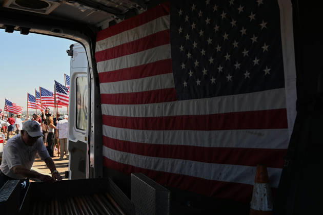 USS Abraham Lincoln returns to home port of San Diego after near-record deployment SAN DIEGO, UNITED STATES - OCTOBER 08: People raise flags as the USS Abraham Lincoln Nimitz-class aircraft carrier approaches its homeport at Naval Air Station North Island on return from its historic 10-month deployment on October 8, 2026 as seen from the Port of San Diego in San Diego, California, United States. The USS Abraham Lincoln (CVN 72) set a U.S. Navy record spending over 260 days consecutively at sea without a port call while playing a key role in Operation Epic Fury and regional maritime security operations in the Middle East. Carlos A. Moreno Anadolu San Diego United States. Editorial use only. Please get in touch for any other usage. Copyright: x2026xAnadoluxCarlosxA.xMorenox