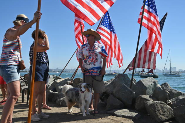 USS Abraham Lincoln returns to home port of San Diego after near-record deployment SAN DIEGO, UNITED STATES - OCTOBER 08: People raise flags as the USS Abraham Lincoln Nimitz-class aircraft carrier approaches its homeport at Naval Air Station North Island on return from its historic 10-month deployment on October 8, 2026 as seen from the Port of San Diego in San Diego, California, United States. The USS Abraham Lincoln (CVN 72) set a U.S. Navy record spending over 260 days consecutively at sea without a port call while playing a key role in Operation Epic Fury and regional maritime security operations in the Middle East. Carlos A. Moreno Anadolu San Diego United States. Editorial use only. Please get in touch for any other usage. Copyright: x2026xAnadoluxCarlosxA.xMorenox