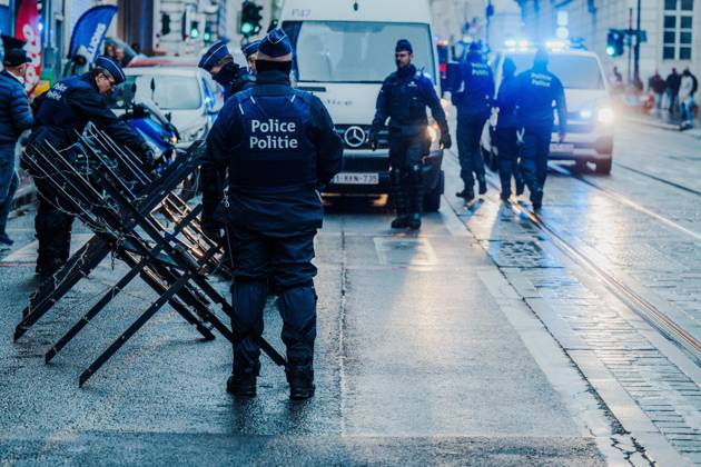 Police puts up a roadblock at the headquarters of conservative Flemish nationalist party N-VA, during a national manifestation against the Federal Government s budgetary measures, under the Keep your hands out of our pockets! (Blijf uit onze zakken! - Pas dans nos poches) moniker, organised by the trade unions on Friday 9 October 2026 in Brussels. EMILExWINDAL 189215945