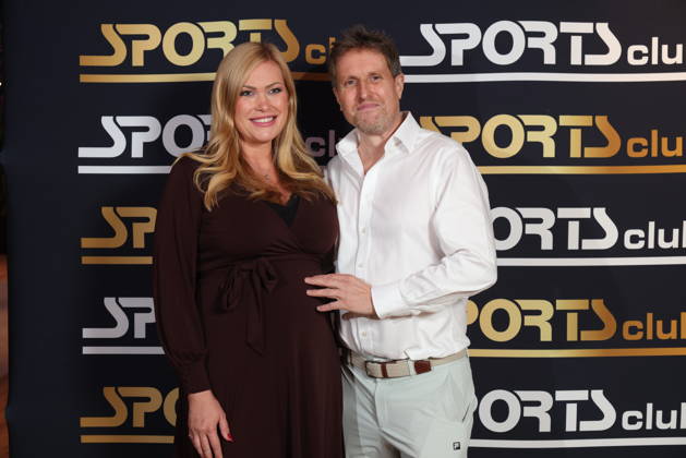 Melissa Günther and managing director and host Alexander Sosa are expecting a baby soon. The Sports Club’s 20th fitness studio opened in Hamburg’s Poppenbüttel neighborhood—with fitness equipment instead of a red carpet. Celebrity guests immediately tried out the fitness and wellness facilities, including the ladies’ area, saunas, and relaxation pool, spread across 5,000 square