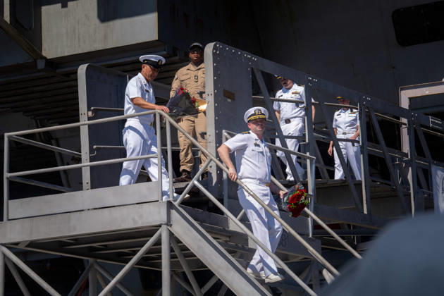October 8, 2026, Coronado, California, United States: U.S. Navy personnel carry bouquets of flowers down a gangway aboard the aircraft carrier USS Abraham Lincoln (CVN 72) during the ship s homecoming at Naval Air Station North Island in Coronado, California, on October 8, 2026. Coronado United States - ZUMAg374 20261008_znp_g374_013 Copyright: xLoganxGrahamx