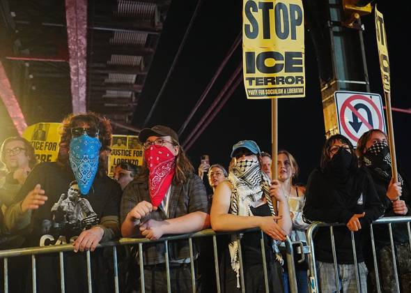 Protesters rally after ICE shooting of New York man in car with child inside NEW YORK, UNITED STATES - OCTOBER 08: Protesters rally after an Immigration and Customs Enforcement (ICE) agent shot a man as he sat in a car with a child inside on October 8, 2026, in New York City, U.S. Selcuk Acar Anadolu New York United States. Editorial use only. Please get in touch for any other usage. Copyright: x2026xAnadoluxSelcukxAcarx