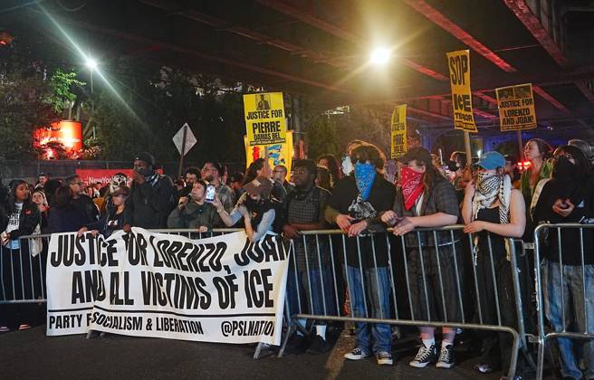 Protesters rally after ICE shooting of New York man in car with child inside NEW YORK, UNITED STATES - OCTOBER 08: Protesters rally after an Immigration and Customs Enforcement (ICE) agent shot a man as he sat in a car with a child inside on October 8, 2026, in New York City, U.S. Selcuk Acar Anadolu New York United States. Editorial use only. Please get in touch for any other usage. Copyright: x2026xAnadoluxSelcukxAcarx