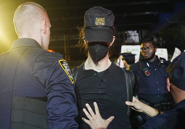 Protesters rally after ICE shooting of New York man in car with child inside NEW YORK, UNITED STATES - OCTOBER 08: Some protesters get detained during a rally after an Immigration and Customs Enforcement (ICE) agent shot a man as he sat in a car with a child inside on October 8, 2026, in New York City, U.S. Selcuk Acar Anadolu New York United States. Editorial use only. Please get in touch for any other usage. Copyright: x2026xAnadoluxSelcukxAcarx