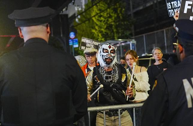 Protesters rally after ICE shooting of New York man in car with child inside NEW YORK, UNITED STATES - OCTOBER 08: Protesters rally after an Immigration and Customs Enforcement (ICE) agent shot a man as he sat in a car with a child inside on October 8, 2026, in New York City, U.S. Selcuk Acar Anadolu New York United States. Editorial use only. Please get in touch for any other usage.  Copyright: x2026xAnadoluxSelcukxAcarx