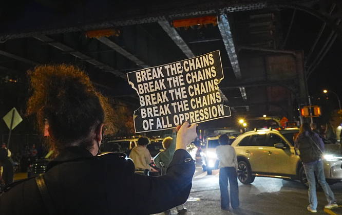 Protesters rally after ICE shooting of New York man in car with child inside NEW YORK, UNITED STATES - OCTOBER 08: Protesters rally after an Immigration and Customs Enforcement (ICE) agent shot a man as he sat in a car with a child inside on October 8, 2026, in New York City, U.S. Selcuk Acar Anadolu New York United States. Editorial use only. Please get in touch for any other usage.  Copyright: x2026xAnadoluxSelcukxAcarx