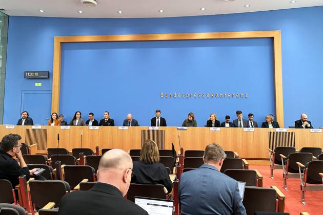 Berlin, Germany, October 9, 2026 Federal Press Conference Government Press Conference L R, including Sören Haberlandt (BMG), Lisa Royaee (BMZ), Alma Laiadhi (BMF), Göran Swistek (BMVg), Martin Giese (AA), Steffen Meyer (BPA), Michaela Küfner (BPK), Elena Singer (BMI), Eike Hosemann (BMJV), Katharina Schuler (BMAS), Bastian Zimmermann (BMV) Copyright: xdtsxNachrichtenagenturx dts_137788