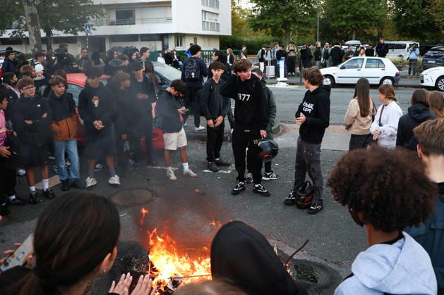 October 9, 2026, Bayonne, Nouvelle Aquitaine, France: Pupils gather around a fire lit in the street outside the Reno Cassin high school in Bayonne, south-western France, on October 9, 2026, during a nationwide protest movement over learning conditions. Since late September, pupils have blocked hundreds of schools to denounce teacher shortages, overcrowded classes and dilapidated buildings, with university students and unions joining in. Between 266,000 and 450,000 people marched across France on October 6, according to authorities and organisers, after clashes in several cities. The government says it is betting on dialogue within schools to calm the unrest. Bayonne France - ZUMAb298 20261009_zsp_b298_002 Copyright: xJulesxBuonx