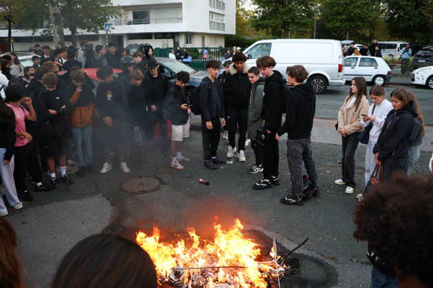 October 9, 2026, Bayonne, Nouvelle Aquitaine, France: Pupils gather around a fire lit in the street outside the Reno Cassin high school in Bayonne, south-western France, on October 9, 2026, during a nationwide protest movement over learning conditions. Since late September, pupils have blocked hundreds of schools to denounce teacher shortages, overcrowded classes and dilapidated buildings, with university students and unions joining in. Between 266,000 and 450,000 people marched across France on October 6, according to authorities and organisers, after clashes in several cities. The government says it is betting on dialogue within schools to calm the unrest. Bayonne France  - ZUMAb298 20261009_zsp_b298_003 Copyright: xJulesxBuonx