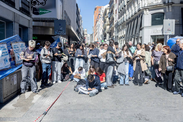A minute of silence for Maricarmen at the housing protest camp in Sol. A minute of silence for Maricarmen at the housing protest camp in Puerta del Sol on October 9, 2026, in Madrid, Spain. The Madrid Tenants’ Union has called for a minute of silence in honor of Maricarmen Abascal, the 87-year-old woman who was evicted from her home and who passed away last Wednesday, October 7, 2026, in Spain.  Copyright: xRicardoxRubiox 7830704