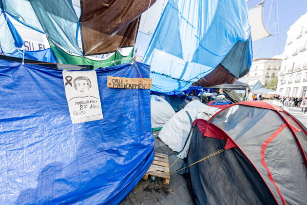 A minute of silence for Maricarmen at the housing protest camp in Sol. A minute of silence for Maricarmen at the housing protest camp in Puerta del Sol on October 9, 2026, in Madrid, Spain. The Madrid Tenants’ Union has called for a minute of silence in honor of Maricarmen Abascal, the 87-year-old woman who was evicted from her home and who passed away last Wednesday, October 7, 2026, in Spain.  Copyright: xRicardoxRubiox 7830707