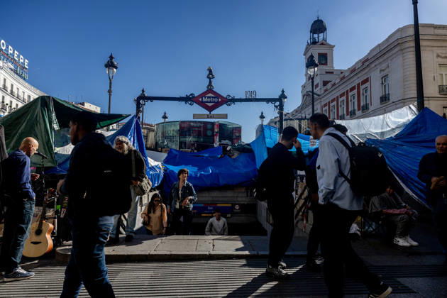 A minute of silence for Maricarmen at the housing protest camp in Sol. A minute of silence for Maricarmen at the housing protest camp in Puerta del Sol on October 9, 2026, in Madrid, Spain. The Madrid Tenants’ Union has called for a minute of silence in honor of Maricarmen Abascal, the 87-year-old woman who was evicted from her home and who passed away last Wednesday, October 7, 2026, in Spain.  Copyright: xRicardoxRubiox 7830709