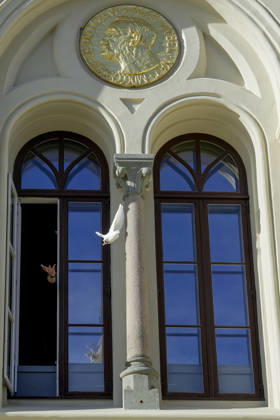 Nobel Peace Prize 2026 Oslo 20261009 At 12:00 p.m., the dove of peace takes flight from the window of the Nobel Peace Center in connection with the announcement of the new Peace Prize laureate. Photo: Terje Bendiksby, NTB, Oslo, Norway skfEUnfkIhw EDITORIAL USE ONLY Ref BNCskfEUnfkIhw jpg  Copyright: xTerjexBendiksbyx xNTBx