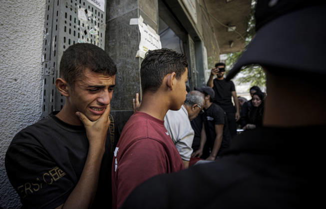 Israeli army continues its attacks on Gaza despite the ceasefire GAZA CITY, GAZA, PALESTINE - OCTOBER 9: Relatives mourn as the bodies of those killed in an Israeli airstrike targeting the Es-Sabra neighborhood in southern Gaza City are brought to Al-Shifa Hospital in Gaza City, Gaza Palestine on October 9, 2026. Multiple dead and wounded, including women and children, were reported. Saeed M. M. T. Jaras Anadolu Gaza City Gaza. Editorial use only. Please get in touch for any other usage.  Copyright: x2026xAnadoluxSaeedxM.xM.xT.xJarasx