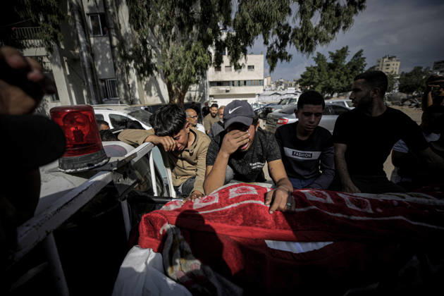 Israeli army continues its attacks on Gaza despite the ceasefire GAZA CITY, GAZA, PALESTINE - OCTOBER 9: Relatives mourn as the bodies of those killed in an Israeli airstrike targeting the Es-Sabra neighborhood in southern Gaza City are brought to Al-Shifa Hospital in Gaza City, Gaza Palestine on October 9, 2026. Multiple dead and wounded, including women and children, were reported. Saeed M. M. T. Jaras Anadolu Gaza City Gaza. Editorial use only. Please get in touch for any other usage.  Copyright: x2026xAnadoluxSaeedxM.xM.xT.xJarasx