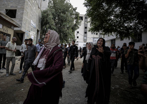 Israeli army continues its attacks on Gaza despite the ceasefire GAZA CITY, GAZA, PALESTINE - OCTOBER 9: Relatives mourn as the bodies of those killed in an Israeli airstrike targeting the Es-Sabra neighborhood in southern Gaza City are brought to Al-Shifa Hospital in Gaza City, Gaza Palestine on October 9, 2026. Multiple dead and wounded, including women and children, were reported. Saeed M. M. T. Jaras Anadolu Gaza City Gaza. Editorial use only. Please get in touch for any other usage.  Copyright: x2026xAnadoluxSaeedxM.xM.xT.xJarasx