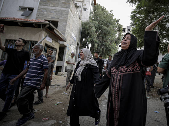 Israeli army continues its attacks on Gaza despite the ceasefire GAZA CITY, GAZA, PALESTINE - OCTOBER 9: Relatives mourn as the bodies of those killed in an Israeli airstrike targeting the Es-Sabra neighborhood in southern Gaza City are brought to Al-Shifa Hospital in Gaza City, Gaza Palestine on October 9, 2026. Multiple dead and wounded, including women and children, were reported. Saeed M. M. T. Jaras Anadolu Gaza City Gaza. Editorial use only. Please get in touch for any other usage.  Copyright: x2026xAnadoluxSaeedxM.xM.xT.xJarasx