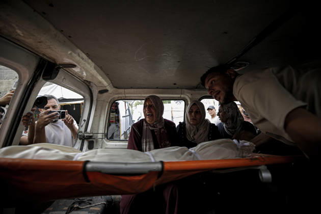 Israeli army continues its attacks on Gaza despite the ceasefire GAZA CITY, GAZA, PALESTINE - OCTOBER 9: Relatives mourn as the bodies of those killed in an Israeli airstrike targeting the Es-Sabra neighborhood in southern Gaza City are brought to Al-Shifa Hospital in Gaza City, Gaza Palestine on October 9, 2026. Multiple dead and wounded, including women and children, were reported. Saeed M. M. T. Jaras Anadolu Gaza City Gaza. Editorial use only. Please get in touch for any other usage.  Copyright: x2026xAnadoluxSaeedxM.xM.xT.xJarasx