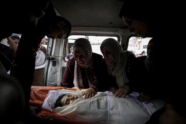 Israeli army continues its attacks on Gaza despite the ceasefire GAZA CITY, GAZA, PALESTINE - OCTOBER 9: (EDITORS NOTE: Image depicts death) Relatives mourn as the bodies of those killed in an Israeli airstrike targeting the Es-Sabra neighborhood in southern Gaza City are brought to Al-Shifa Hospital in Gaza City, Gaza Palestine on October 9, 2026. Multiple dead and wounded, including women and children, were reported. Saeed M. M. T. Jaras Anadolu Gaza City Gaza. Editorial use only. Please get in touch for any other usage.  Copyright: x2026xAnadoluxSaeedxM.xM.xT.xJarasx