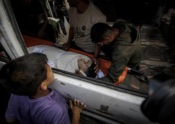 Israeli army continues its attacks on Gaza despite the ceasefire GAZA CITY, GAZA, PALESTINE - OCTOBER 9: (EDITORS NOTE: Image depicts death) Relatives mourn as the bodies of those killed in an Israeli airstrike targeting the Es-Sabra neighborhood in southern Gaza City are brought to Al-Shifa Hospital in Gaza City, Gaza Palestine on October 9, 2026. Multiple dead and wounded, including women and children, were reported. Saeed M. M. T. Jaras Anadolu Gaza City Gaza. Editorial use only. Please get in touch for any other usage.  Copyright: x2026xAnadoluxSaeedxM.xM.xT.xJarasx