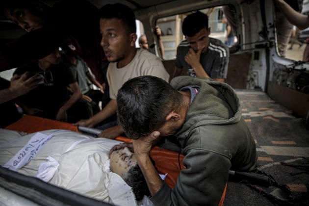 Israeli army continues its attacks on Gaza despite the ceasefire GAZA CITY, GAZA, PALESTINE - OCTOBER 9: (EDITORS NOTE: Image depicts death) Relatives mourn as the bodies of those killed in an Israeli airstrike targeting the Es-Sabra neighborhood in southern Gaza City are brought to Al-Shifa Hospital in Gaza City, Gaza Palestine on October 9, 2026. Multiple dead and wounded, including women and children, were reported. Saeed M. M. T. Jaras Anadolu Gaza City Gaza. Editorial use only. Please get in touch for any other usage.  Copyright: x2026xAnadoluxSaeedxM.xM.xT.xJarasx