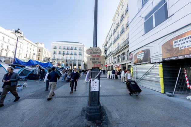 A minute of silence for Maricarmen at the housing protest camp in Sol. A minute of silence for Maricarmen at the housing protest camp in Puerta del Sol on October 9, 2026, in Madrid, Spain. The Madrid Tenants’ Union has called for a minute of silence in honor of Maricarmen Abascal, the 87-year-old woman who was evicted from her home and who passed away last Wednesday, October 7, 2026, in Spain.  Copyright: xRicardoxRubiox 7830710
