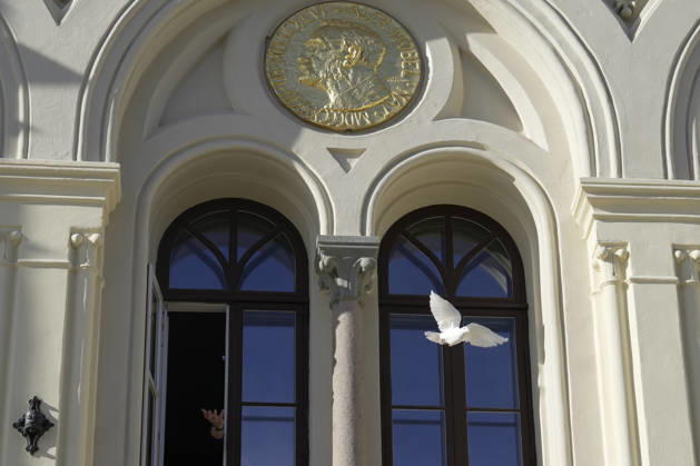 Nobel Peace Prize 2026 Oslo 20261009 At 12:00 p.m., the dove of peace takes flight from the window of the Nobel Peace Center in connection with the announcement of the new Peace Prize laureate. Photo: Terje Bendiksby, NTB, Oslo, Norway. Pemz0yR2ML8 EDITORIAL USE ONLY Ref BNCPemz0yR2ML8 jpg  Copyright: xTerjexBendiksbyx xNTBx